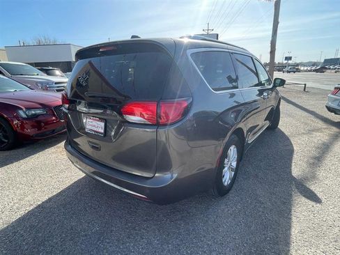 Used 2020 Chrysler Pacifica Touring-L image 6