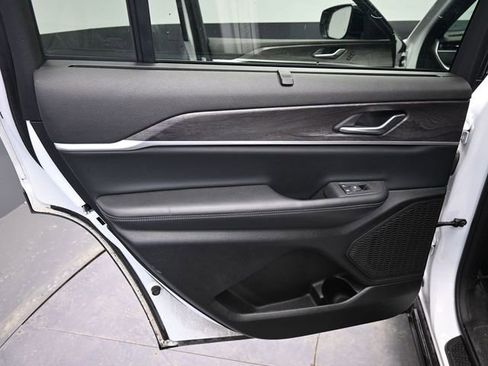 Used 2024 Jeep Grand Cherokee L Limited w/ Luxury Tech Group II image 40