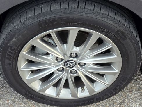 Used 2018 Toyota Avalon Limited image 49