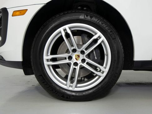 Certified 2025 Porsche Macan image 14