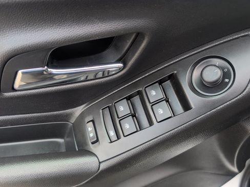 Used 2019 Chevrolet Trax LT w/ LT Convenience Package FWD image 13