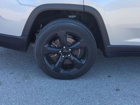 Certified 2021 Jeep Grand Cherokee L Laredo AWD/4WD image 33
