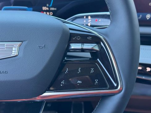 New 2026 Cadillac Optiq Luxury 2 image 27