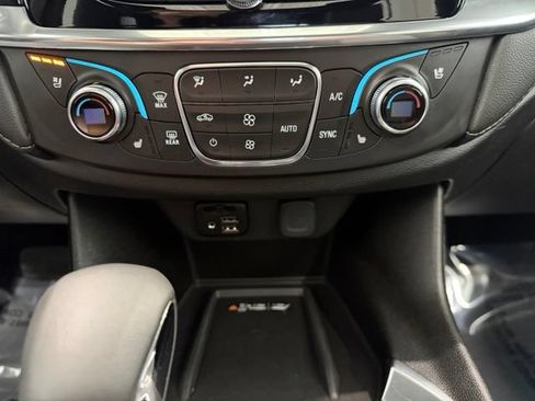Used 2023 Chevrolet Traverse Premier AWD/4WD image 19