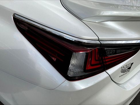 Used 2025 Lexus ES 300h w/ Luxury Package image 32