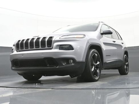 Used 2018 Jeep Cherokee Latitude w/ Altitude Package FWD image 44