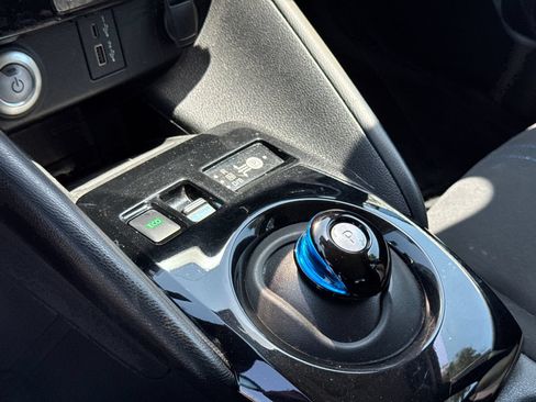 Used 2020 Nissan Leaf SV w/ SV Technology Package FWD image 16