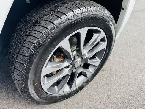 Used 2018 Jeep Grand Cherokee Overland AWD/4WD image 16