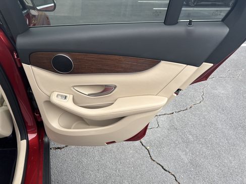 Used 2022 Mercedes-Benz GLC 300 image 36