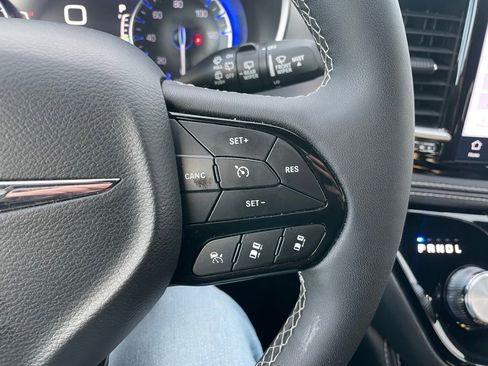 Used 2025 Chrysler Pacifica Limited image 25