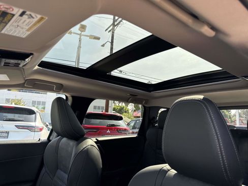 New 2025 Mitsubishi Outlander SE image 14
