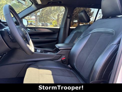 Used 2025 Jeep Grand Cherokee Altitude AWD/4WD image 12