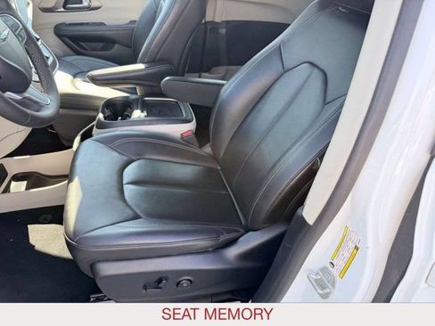 Certified 2024 Chrysler Pacifica Touring-L FWD image 10
