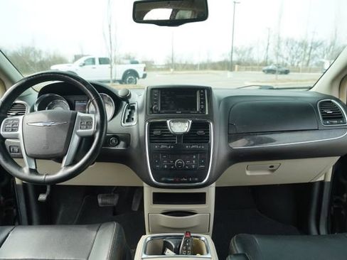 Used 2013 Chrysler Town & Country Touring-L w/ Driver Convenience Group image 24