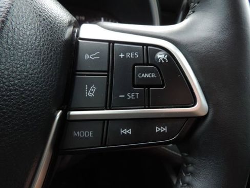 Used 2022 Toyota Highlander XLE image 30