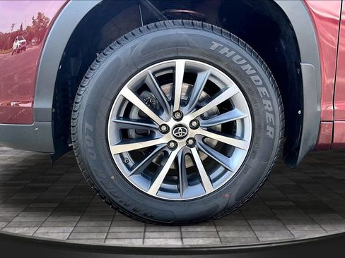 Used 2018 Toyota Highlander XLE AWD/4WD image 9