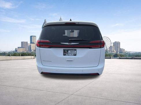 Used 2024 Chrysler Pacifica Touring-L FWD image 21