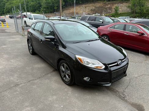 Used 2014 Ford Focus SE w/ SE Sport Package FWD image 1