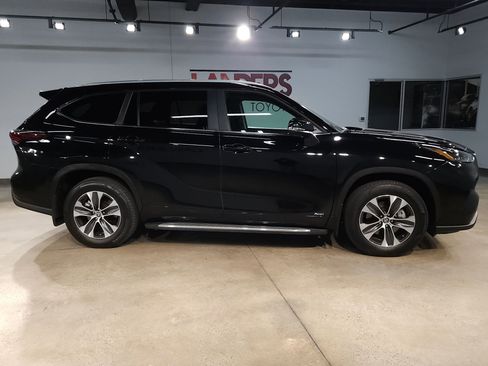 Certified 2025 Toyota Highlander XLE image 8
