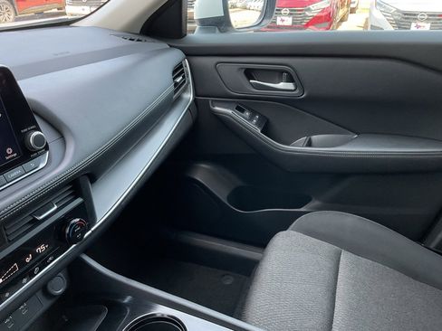 Used 2025 Nissan Rogue SV image 34