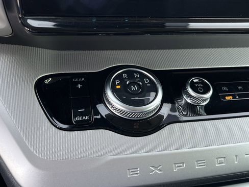 Used 2025 Ford Expedition Active image 14