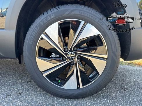 New 2025 Volkswagen Taos SE image 9