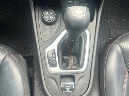 Used 2017 Jeep Cherokee Trailhawk AWD/4WD image 19