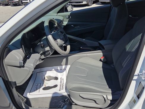 Used 2025 Hyundai Elantra Sport image 5