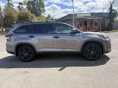 Used 2019 Toyota Highlander SE w/ Nightshade Edition AWD/4WD image 6