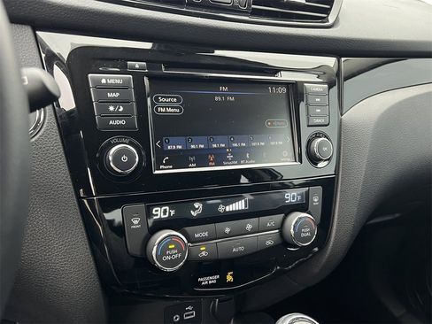 Certified 2022 Nissan Rogue Sport SL image 16