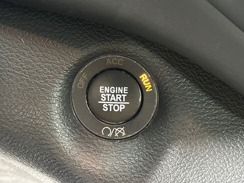 Used 2019 Jeep Cherokee Overland w/ Technology Group image 28