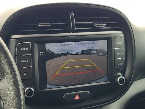Used 2025 Kia Soul LX w/ LX Technology Package FWD image 19
