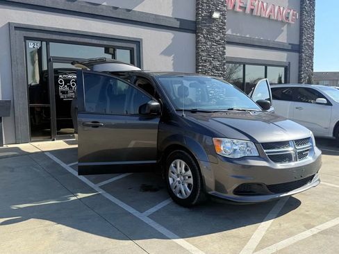 Used 2019 Dodge Grand Caravan SE w/ UConnect Hands-Free Group image 27