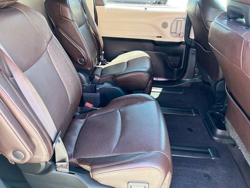 Used 2024 Toyota Sienna Platinum AWD/4WD image 31