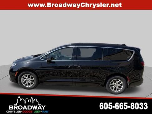 Used 2022 Chrysler Pacifica Touring-L FWD image 4