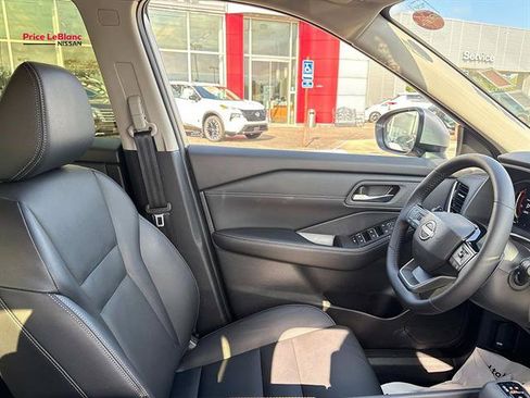 Used 2025 Nissan Rogue SL AWD/4WD image 9
