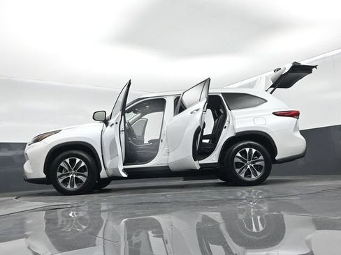 Used 2023 Toyota Highlander XLE FWD image 73