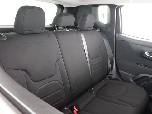 Used 2019 Jeep Renegade Latitude w/ Cold Weather Group FWD image 37