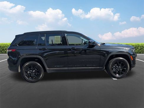 Used 2025 Jeep Grand Cherokee Altitude AWD/4WD image 3