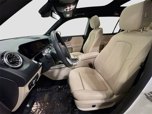 Certified 2025 Mercedes-Benz GLB 250 4MATIC image 21
