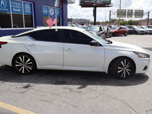 Used 2020 Nissan Altima 2.5 SR FWD image 2