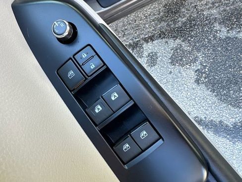 Certified 2019 Toyota Highlander XLE w/ Carpet Mat Package (TMS) image 26