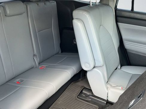 Used 2021 Toyota Highlander XLE AWD/4WD image 45