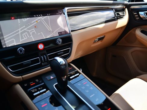 Certified 2025 Porsche Macan image 34