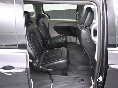 Used 2023 Chrysler Pacifica Touring-L FWD image 24