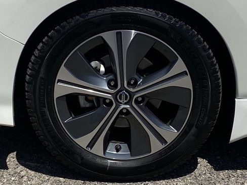 Used 2019 Nissan Leaf SV w/ SV Technology Package FWD image 8