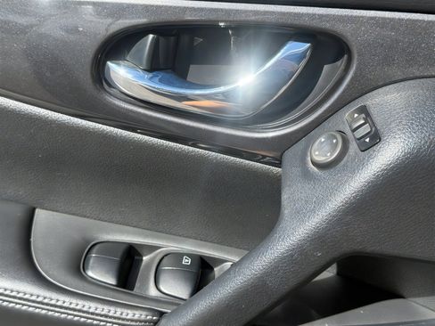 Used 2020 Nissan Rogue SV w/ Premium Package image 29