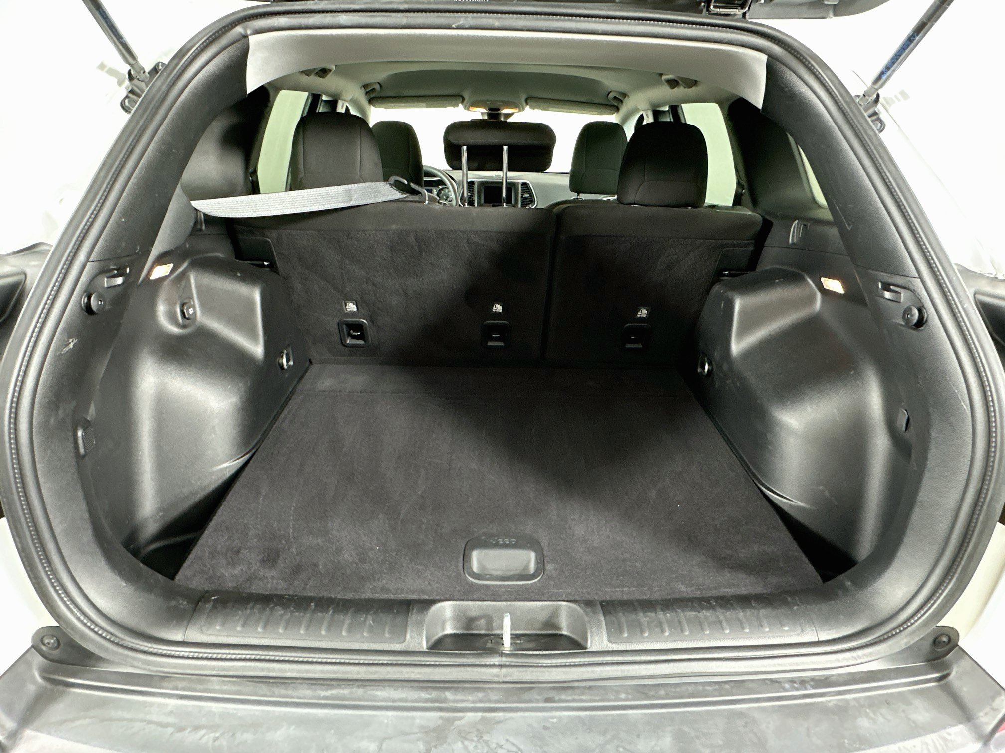 Used 2021 Jeep Cherokee Latitude w/ Mopar Interior Package FWD image 28