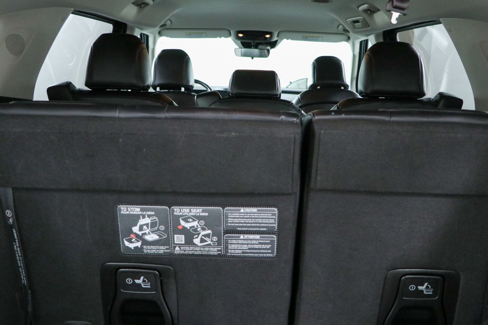 Used 2025 Kia Carnival FWD image 30