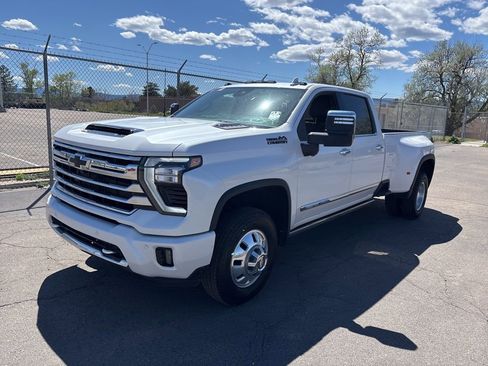 Used 2024 Chevrolet Silverado 3500 High Country w/ High Country Premium Package image 2